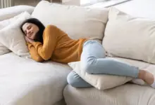 Como dormir após cirurgia no joelho