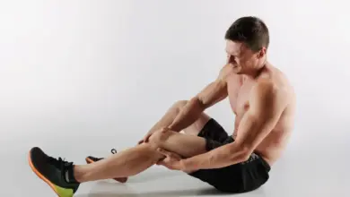 Dor atrás do joelho ao esticar e dobrar a perna