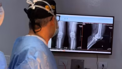Ortopedista realizando cirurgia no joelho por vídeo em Goiânia